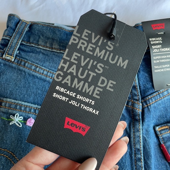 BNWT Levi’s Ribcage Jean Shorts Embroidered Super High-Rise | Size 25” waist - Picture 5 of 9